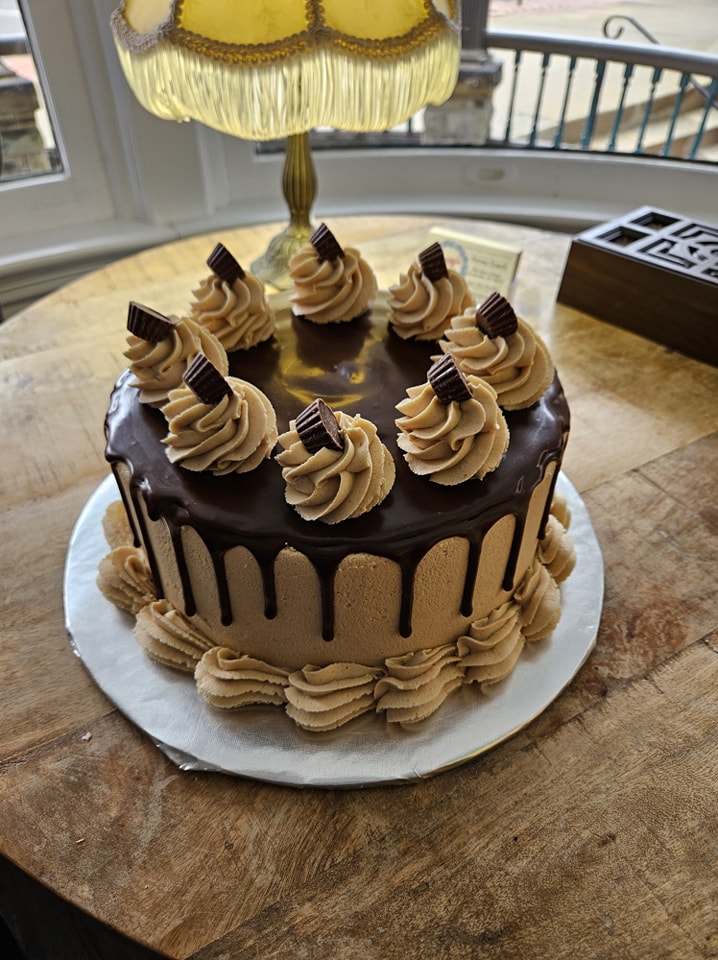 Honey Cakes – Chocolate Cake with Peanut Butter Buttercream Chocolate Ganache Drip